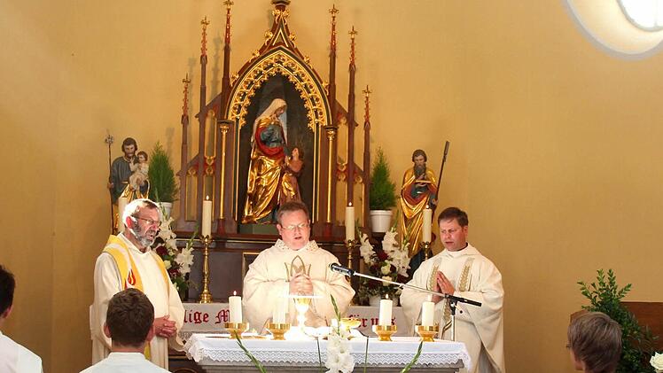 Dekan Josef Dobeneck, Pfarrer Thomas Ringer und Pfarrer Matthias Steffel (v. l.) zelebrierten den Gottesdienst. Fotos: Johanna Blum