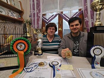 Heidi und Christian Paulus haben eine stattliche Urkunden-, Pokal- und Medaillensammlung von den bayerischen Meisterschaften mitgebracht.   Foto: Roland Meister