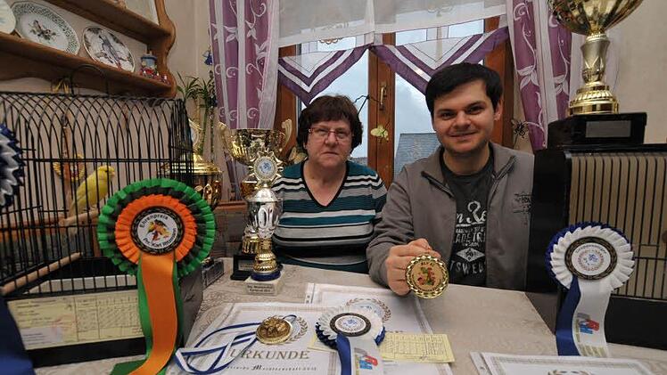 Heidi und Christian Paulus haben eine stattliche Urkunden-, Pokal- und Medaillensammlung von den bayerischen Meisterschaften mitgebracht.   Foto: Roland Meister