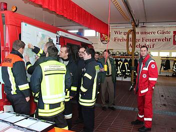 Lagebesprechung an der Umgebungskarte Montagvormittag im Adelsdorfer Feuerwehrhaus Foto: Johanna Blum