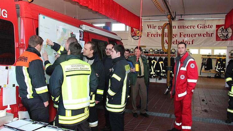 Lagebesprechung an der Umgebungskarte Montagvormittag im Adelsdorfer Feuerwehrhaus Foto: Johanna Blum