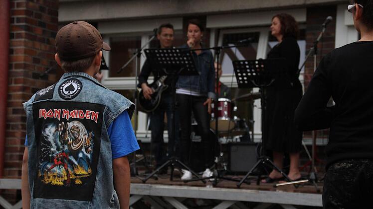 Die Band aus Lehrern legte Rock-Klassiker auf.