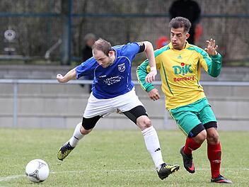 Szene aus einem Derby der letzten Saison: Bernd Oberst (l.), mittlerweile Spielertrainer bei der SpVgg Stegaurach, im Zweikampf mit dem DJKler Dominik Schütz. Foto: sportpress