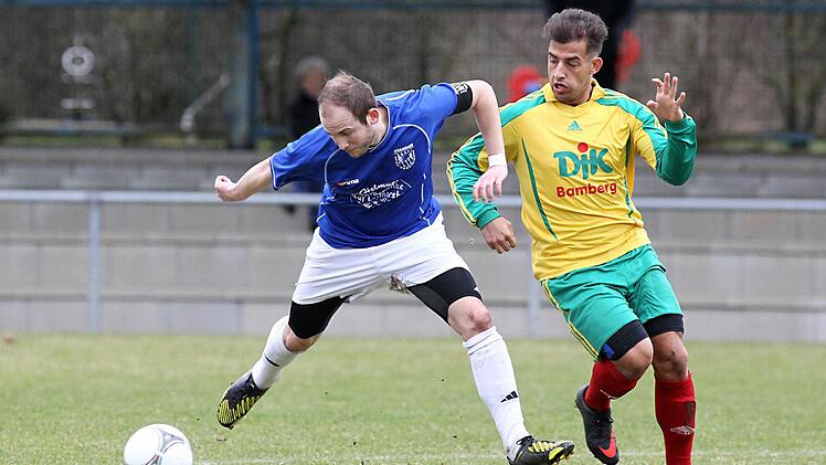 Szene aus einem Derby der letzten Saison: Bernd Oberst (l.), mittlerweile Spielertrainer bei der SpVgg Stegaurach, im Zweikampf mit dem DJKler Dominik Schütz. Foto: sportpress