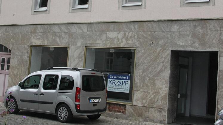 Auch das frühere Wäschegeschäft Zeiler direkt am Marktplatz steht seit längerer Zeit leer. Foto: Peter Groscurth