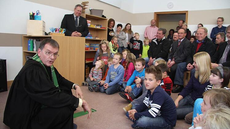 Pfarrer Wolfgang Oertel erzählte den Kindern die Geschichte aus dem Markusevangelium. Foto: Sonja Adam