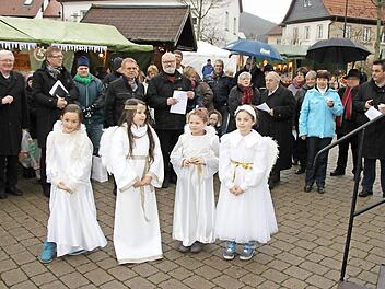 Beim Auftakt zur Dorfweihnacht (hinten von links): Georg Zenk und Martin Gundermann sowie (Bildmitte) Wolfgang Beiergrößlein und Winfried Lebok; (vorne von links) Engel Lina Küfner, Christkind Lanya Fischer und die beiden Engel Klara und Emma Dunst.  Foto: Rainer Glissnik