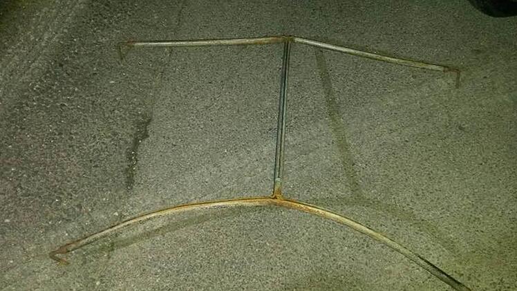 Der Übeltäter: Ein etwa 120 mal 80 Zentimeter großes Metallstück löste sich von einem Kleintransporter. Foto: Privat