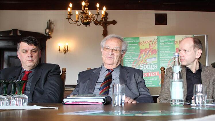 Wie und ob es vielleicht doch weitergehen soll mit den "Songs", konnten (von links) Zweiter Bürgermeister Hans Josef Stich, künstlerischer Leiter Ado Schlier und Michael Möslein von der Hanns-Seidel-Stiftung nicht klären. Foto: Matthias Einwag