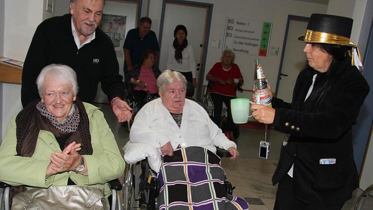 Statt Bier aus der Maß floss beim Kerwa-Umtrunk Wasser aus der Plastiktasse, Spaß machte der Umzug den Senioren trotzdem - und das Wetter meinte es auch gut mit den "Kerwaburschen und -madla". Foto: Sonny Adam