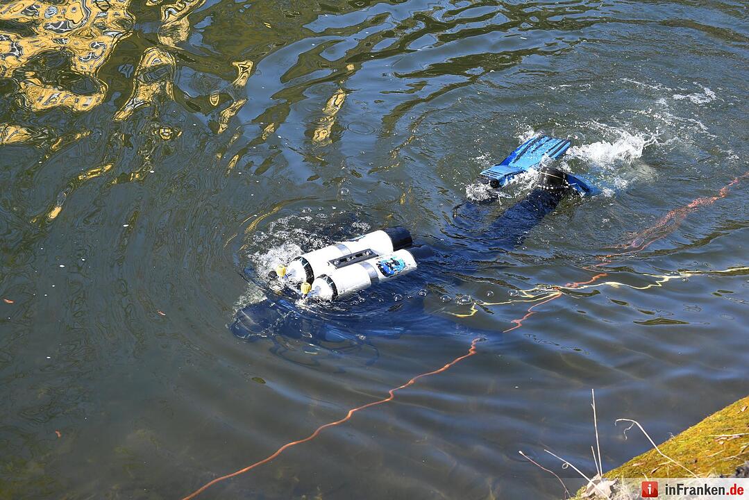Nach Raubüberfall: Polizei und Taucher am alten Kanal in Bamberg
