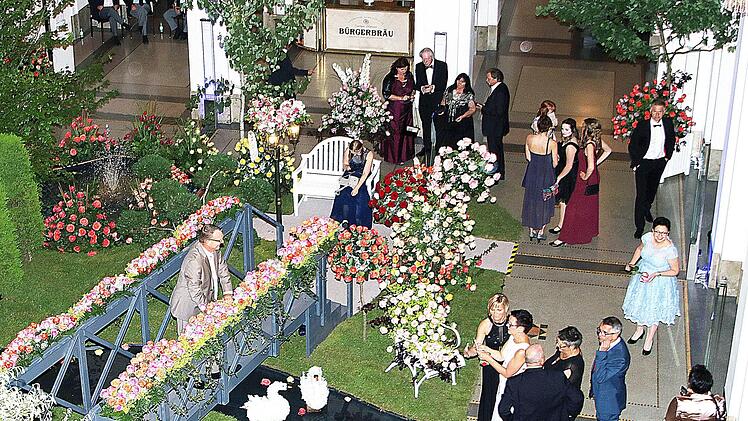 Im Foyer des Max-Littmann-Saals schufen Rosen eine Parklandschaft nach dem Motto "160 Jahre Luitpoldpark." Foto: Dieter Britz