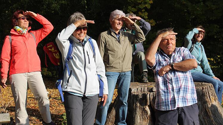 Von Kürbissen sehen die Wanderer hier noch nichts  Aber für die Teilnehmer der Genusswanderung mit Wanderführerin Hildegard Wächter (Zweite von links) war ohnehin der Weg das Ziel.Markus Häggberg