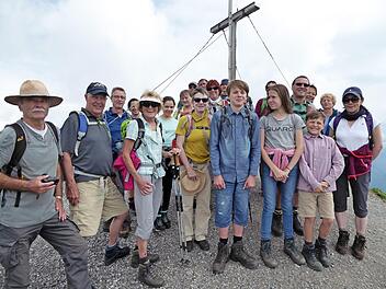Sektionsfahrt der Bad Kissinger Alpenvereinssektion ins Kleinwalsertal. Das Bild zeigt eine Gruppe am Gipfel des Fellhorns (2039 m).  Foto: M. Rost