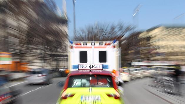 In Strassgiech gab es einen schweren Verkehrsunfall. Ein Motorradfahrer missachtete die Vorfahrt eines Autos.