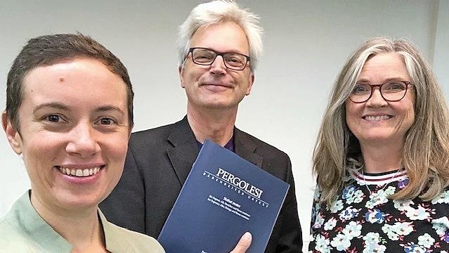 Carolin Ritter (links), Alt, und Adele Eikenes-Bassermann, Sopran, singen unter der Leitung von Roberto Seidel (Cembalo) am Samstag, 25. September, in der Wallfahrtskirche Mariä Geburt Glosberg Giovanni Battista Pergolesis „Stabat mater“.