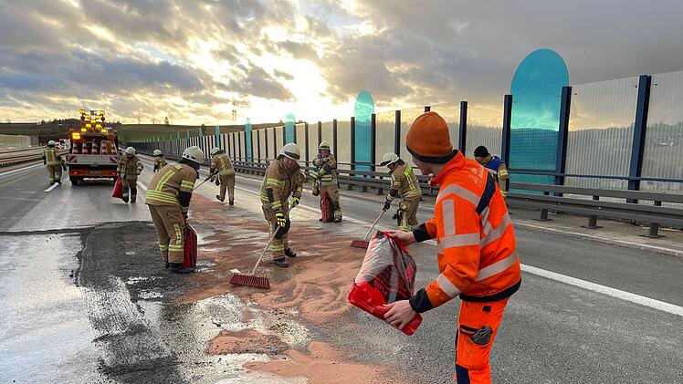 A9 bei M&uuml;nchberg: Lkw-Unfall und Stau