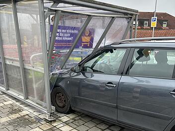 Kreis Coburg: Wagen kracht nach Unfall in Einkaufswagenhäuschen - Ehepaar von Einkaufswägen erfasst