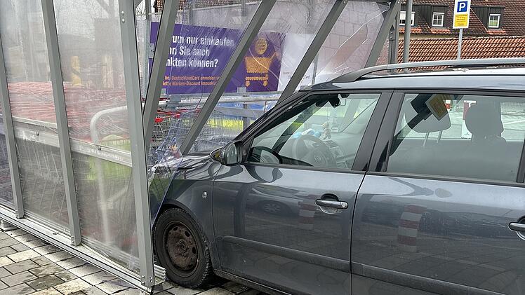 Kreis Coburg: Wagen kracht nach Unfall in Einkaufswagenhäuschen - Ehepaar von Einkaufswägen erfasst