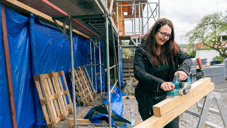 Fast unerl&auml;sslich: Klimatechnikerin Lisa brachte handwerkliches Knowhow mit - und hospitierte zus&auml;tzlich in der Tiny-House-Firma.
