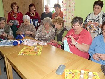 Der Strickkreis Großwenkheim unterstützt den Verein "Werke statt Worte". Foto: Anton Then/Archiv