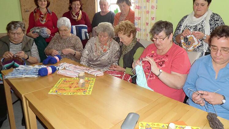 Der Strickkreis Großwenkheim unterstützt den Verein "Werke statt Worte". Foto: Anton Then/Archiv