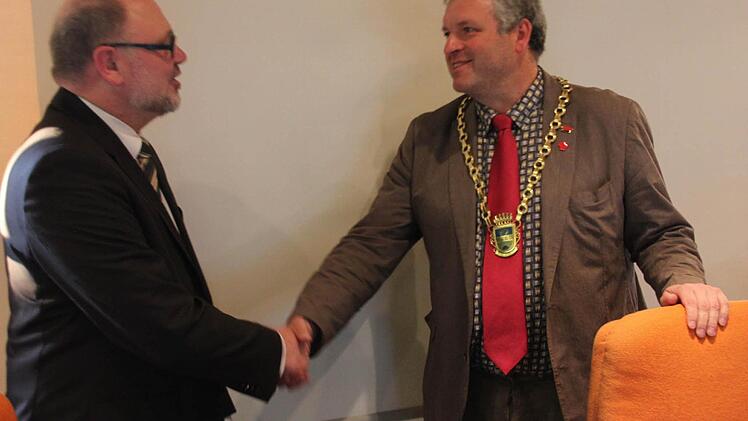 Handschlag nach der Übergabe der Amtskette: Robert Herrmann und Jürgen Hennemann.