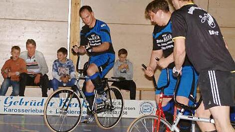 Andreas Klinger (im Hintergrund) und Dennis Klinger (Zweiter von rechts) bereiten einen Angriff vor.  Foto: Hans Franz