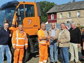 Gemeinderat Markus Weigel, Manfred Pietruska, Heinz Popp (Bauhof), Gemeinderat Alfred Vießmann, Bürgermeister Volker Schmiechen, Gemeinderat Reiner Seiffert sowie Roland Seiffert und Klaus Pfändner (Bauhof) freuen sich über den neuen Unimog. Foto: Klaus-Peter Wulf
