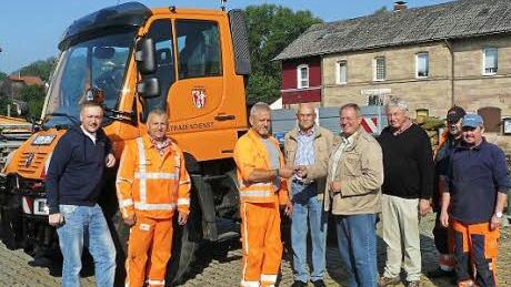 Gemeinderat Markus Weigel, Manfred Pietruska, Heinz Popp (Bauhof), Gemeinderat Alfred Vießmann, Bürgermeister Volker Schmiechen, Gemeinderat Reiner Seiffert sowie Roland Seiffert und Klaus Pfändner (Bauhof) freuen sich über den neuen Unimog. Foto: Klaus-Peter Wulf