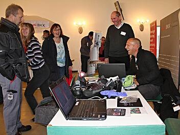 Mit computergesteuerter Technik wurde von Willi Pfeil (rechts) der ideale Arbeits- oder Freizeitschuh ermittelt. Michael Bezdeka (Zweiter von rechts), bei FTE zuständig für Gesundheitsmanagement, freut sich über den Laufversuch der Mitarbeiterin (Zweite von links). Foto: Helmut Will