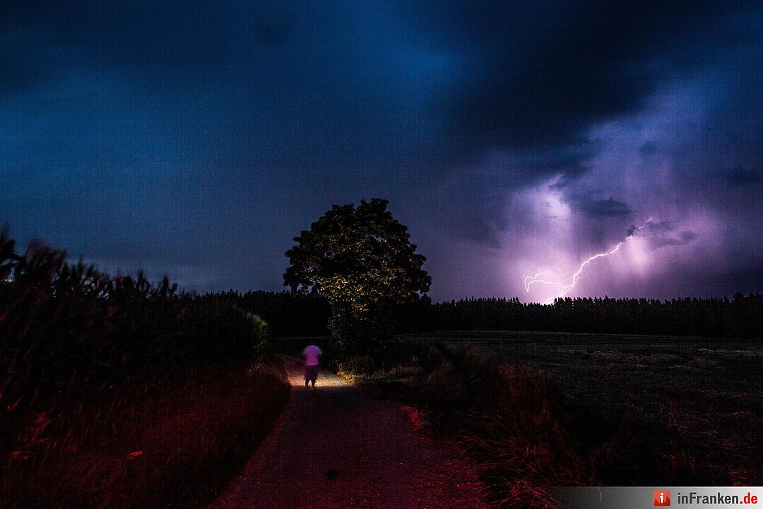 Gewitter ziehen ueber Hochfranken