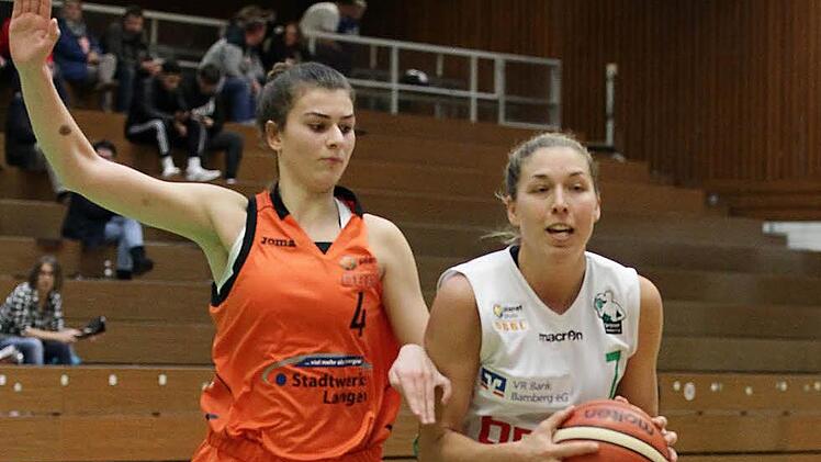 Svenja Zeis (mit Ball) sucht im Duell mit Monika Wotzlaw eine Anspielstation. Foto: sportpress