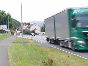 Die in der Industriestraße ansässigen Unternehmen wehren sich gegen eine Verlagerung des Kronacher Rewe-Marktes nach Ruppen. Sie befürchten erhebliche Verkehrsprobleme im Kreuzungsbereich, falls dort ein großer Lebensmittelmarkt entsteht. Foto: Archiv/Marco Meißner