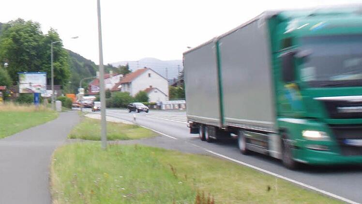 Die in der Industriestraße ansässigen Unternehmen wehren sich gegen eine Verlagerung des Kronacher Rewe-Marktes nach Ruppen. Sie befürchten erhebliche Verkehrsprobleme im Kreuzungsbereich, falls dort ein großer Lebensmittelmarkt entsteht. Foto: Archiv/Marco Meißner