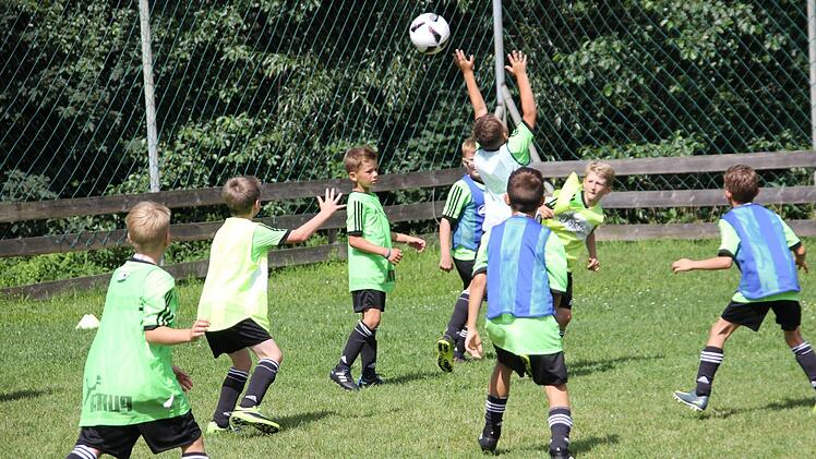 Die Gruppe von Philipp Montag darf bei dieser Übung mehr Handball als Fußball spielen.