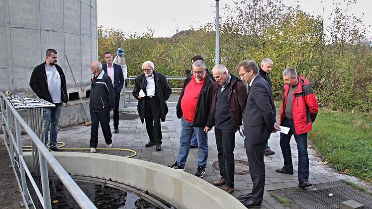 Beim Blick in das Becken, von dem das geklärte Wasser in den Bach "Weisach" geleitet wird. Vorne von links: Bürgermeister Wolfram Thein, Klärwärter Kurt Schleicher, Verbandsmitglied Hans Wagner und Diplomingenieur Harald Güthler. Foto: Helmut Will