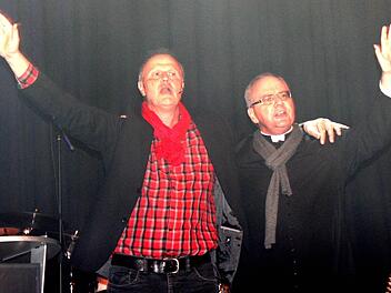 Was haben wohl  Don Camillo (Kilian Kemmer, rechts) und Peppone (Gerald Brehm) am Rosenmontag wieder auf Lager?  Foto: jb (Archiv)