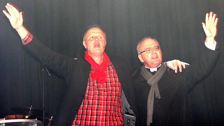 Was haben wohl  Don Camillo (Kilian Kemmer, rechts) und Peppone (Gerald Brehm) am Rosenmontag wieder auf Lager?  Foto: jb (Archiv)
