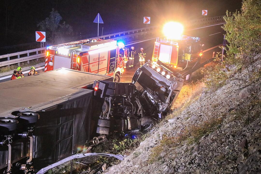 Gegen Felswand gekracht und aus Fahrzeug geschleudert
