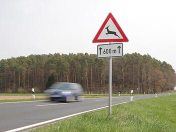 Zwischen Lonnerstadt und Dutendorf im Landkreis Erlangen-Höchstadt warnen Wildwarnschilder vor erhöhtem Wildwechsel. Foto: Franziska Rieger
