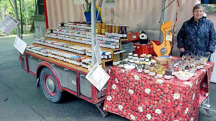 "Gutes aus Franken" - Brotaufstriche in allen Variationen gab es bei Anita Groß aus dem Ortsteil Zweifelsheim.  Fotos: Richard Sänger