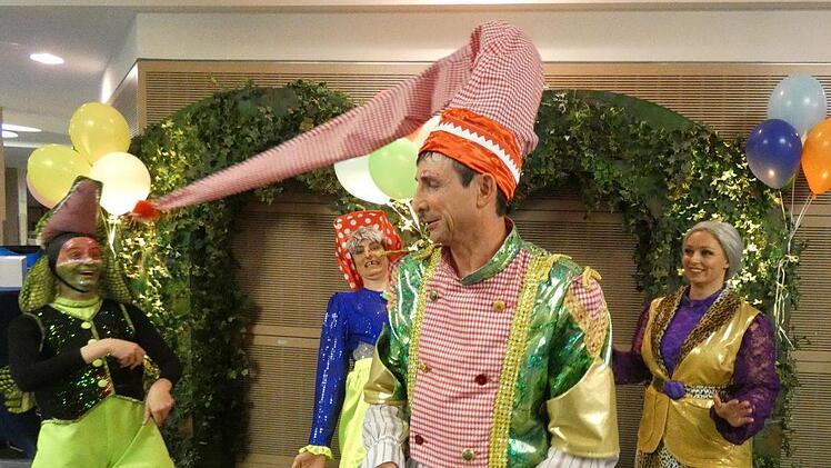 Einmal die Zipfelm&uuml;tze kreisen sehen wollten die Statisten der Tanzsportgarde Veitsh&ouml;chheim, die mit ihren bunten Kost&uuml;men Oti Schmelzer den perfekten Rahmen auf der B&uuml;hne boten.