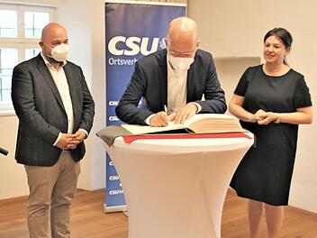 Ralph Brinkhaus (M.) verewigte sich im Buch der Stadt. Mit im Bild: Jonas Geissler und Angela Hofmann