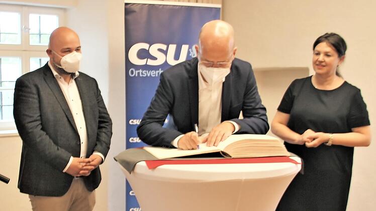 Ralph Brinkhaus (M.) verewigte sich im Buch der Stadt. Mit im Bild: Jonas Geissler und Angela Hofmann