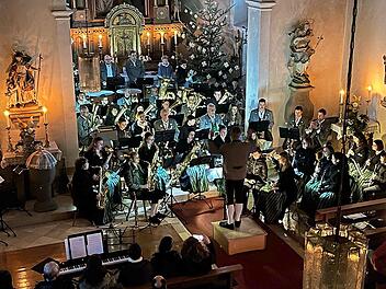 Der Musikverein Stangenroth, der ProTon-Chor und die Rhöner Saxophöner gestalteten das Weihnachtskonzert.