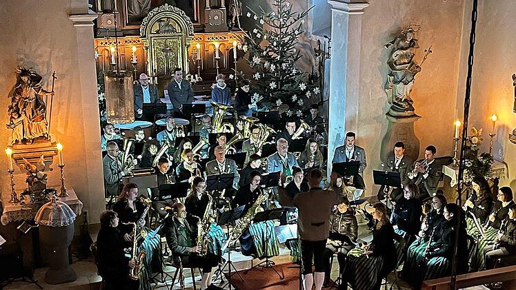 Der Musikverein Stangenroth, der ProTon-Chor und die Rhöner Saxophöner gestalteten das Weihnachtskonzert.
