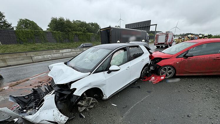 Starkregen auf der A9 im Kreis Hof führt zu zwei Verkehrsunfällen
