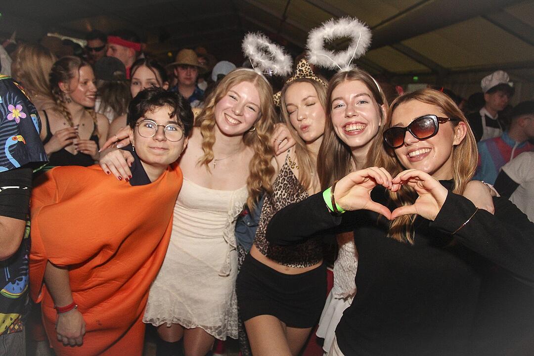 Super Stimmung beim Meeder Zeltfasching 2025!