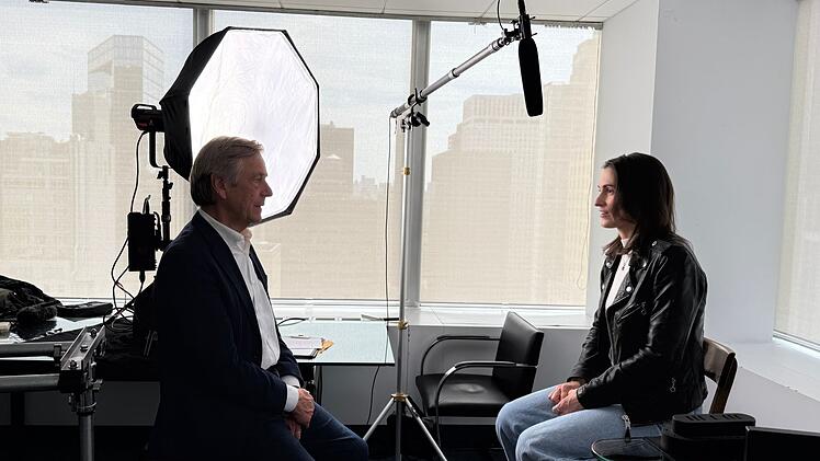 Für seine Bestandsaufnahme im Silicon Valley befragte Claus Kleber zahlreiche Expertinnen und Experten, unter anderem Reporterin Vittoria Elliott.